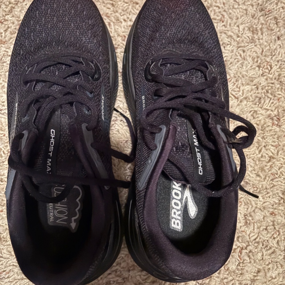 Brooks Black Athletic Running Shoes with Breathable Fabric